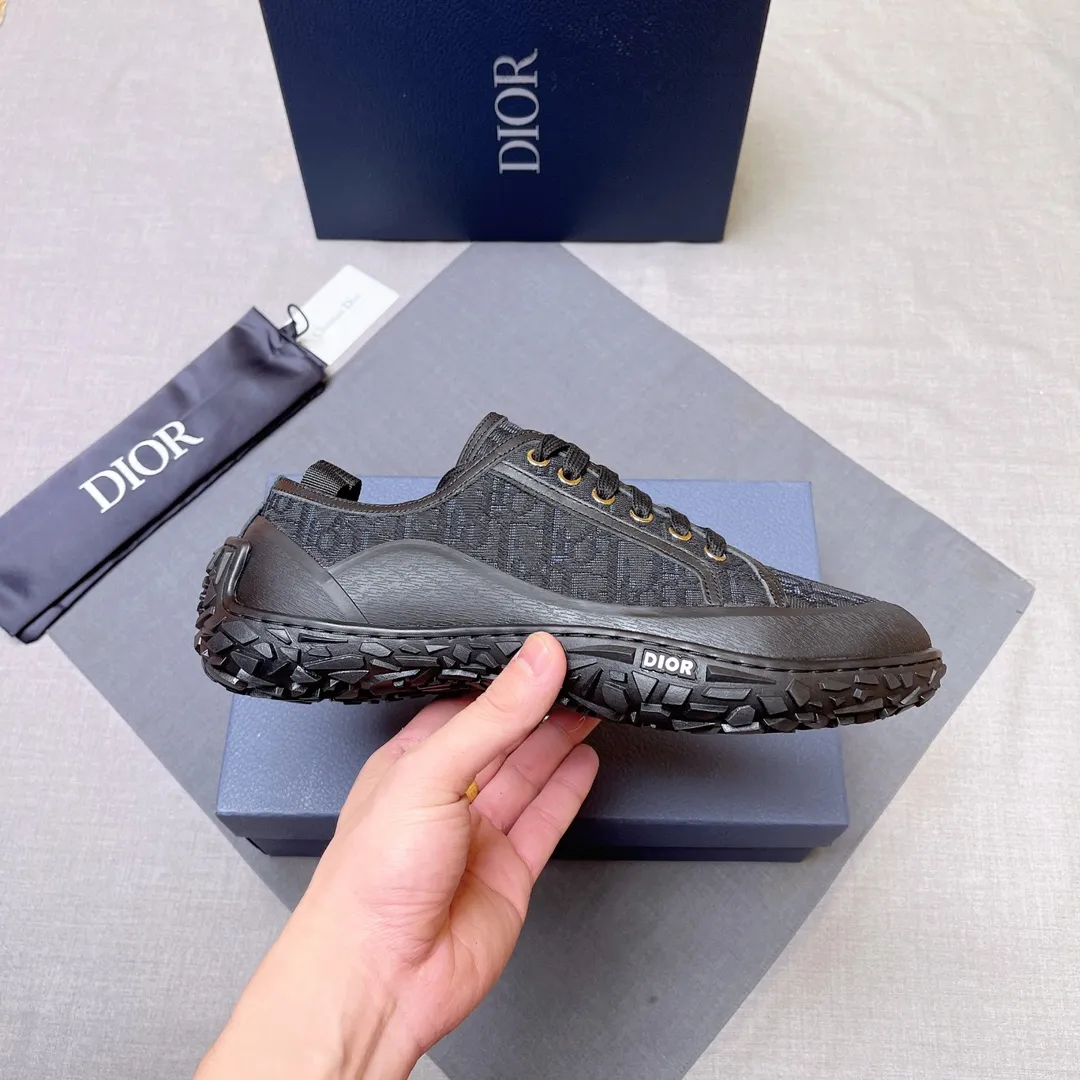 p480 Dior series low-top👟🔥[Dior] Dior's new casual men's shoes are launched in Hong Kong counters. Official website 1:1 production. Original Italian materials. Designed by European and American masters. Perfect shape to create counter quality. Solid color rubber wear-resistant outsole and classic dazzling head! Super versatile and very comfortable. High-end without losing taste, fashionable and novel! ! Absolute focus! Code number: 38-44, two colors available
